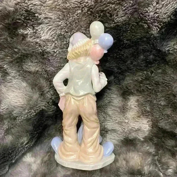 Porcelain figurine of a clown holding balloons, with a  dog sitting on a box - Picture 14 of 14